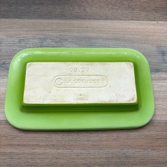 Le Creuset Covered Butter Dish, Green and Off White 1/4 lb Stick (BROKEN HANDLE) - Picture 5 of 8